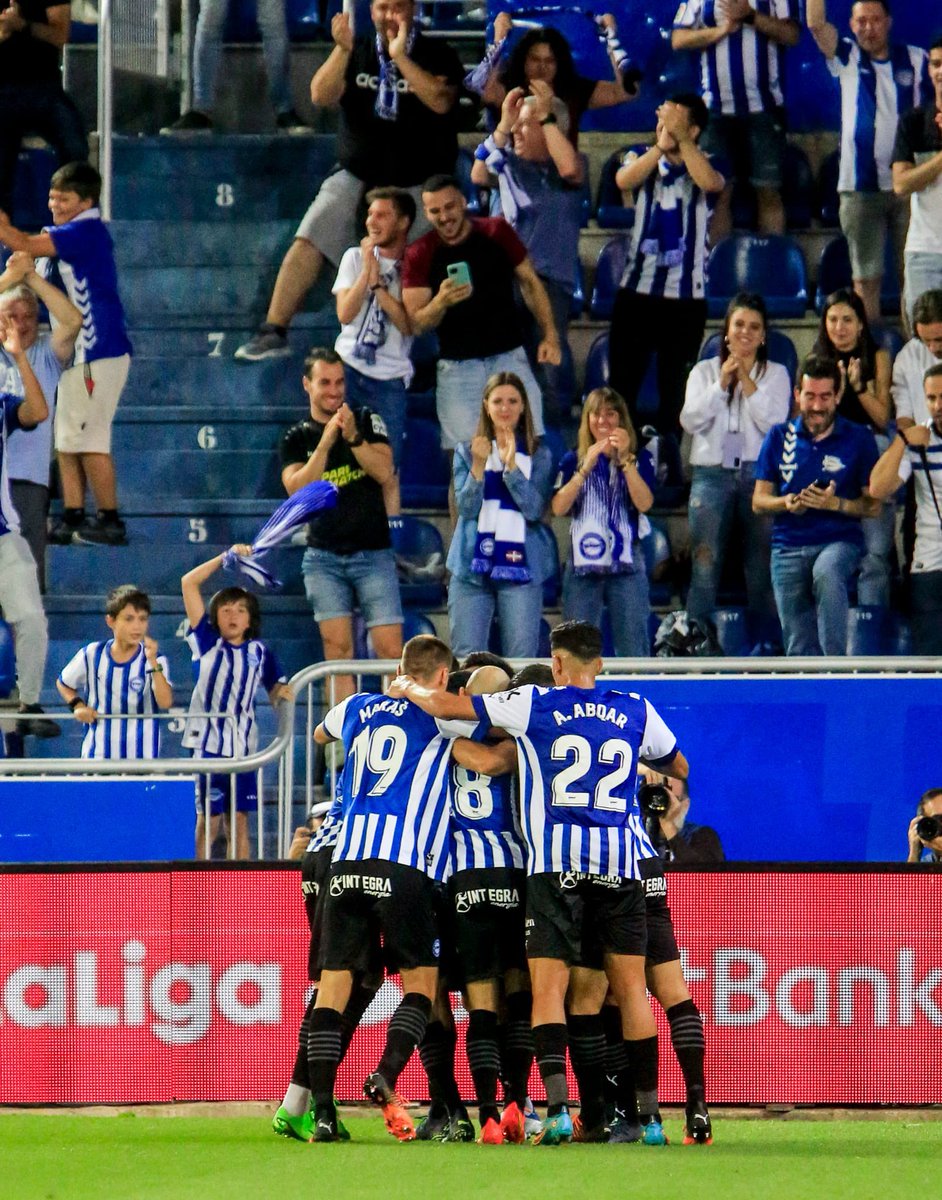 Creciendo como equipo para conseguir otra victoria . Queremos y vamos a por más ! Gracias por empujar con nosotros ! 🔵⚪️ #equipo #aficion #siemprejuntos