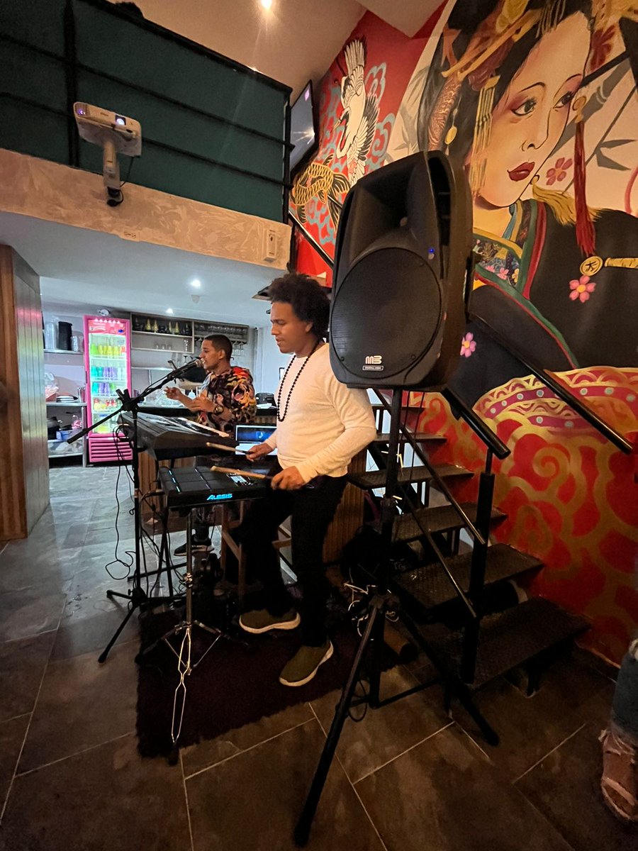 ZakuraAsianFood's tweet photo. Bella noche! Sencillamente genial 🎉 #MusicaEnVivo #Familia #Amigos #SaboresAsiaticos #ZakuraTime hoy seguimos de reinauguración te esperamos!!! 🧡 https://t.co/ROnMUXMJy9