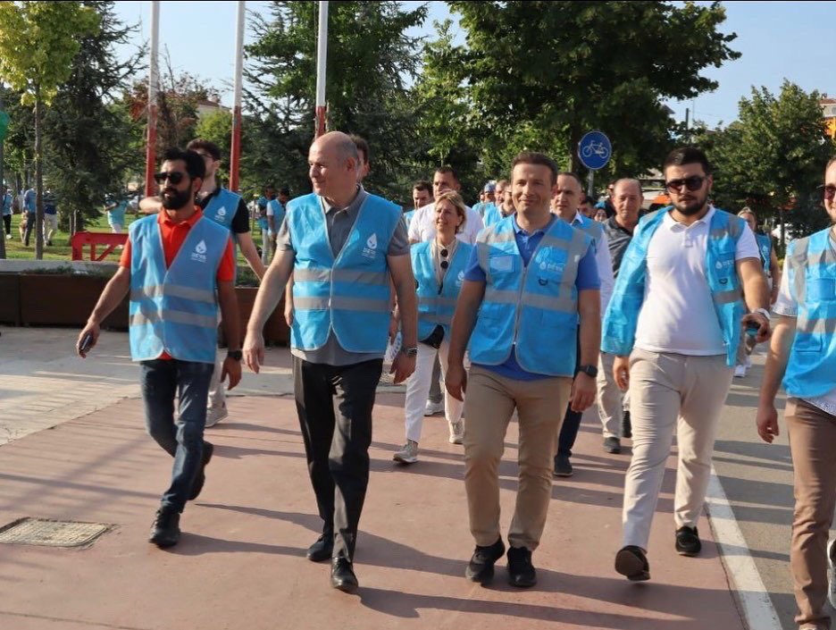 gencdevatuzla's tweet photo. #maviyelekliler Tuzla Sokaklarında esnafı ve halkı selamladı. İstanbulun Deva’sı Tam kadro HAZIR 💧 https://t.co/Nq0qlJ1cPM