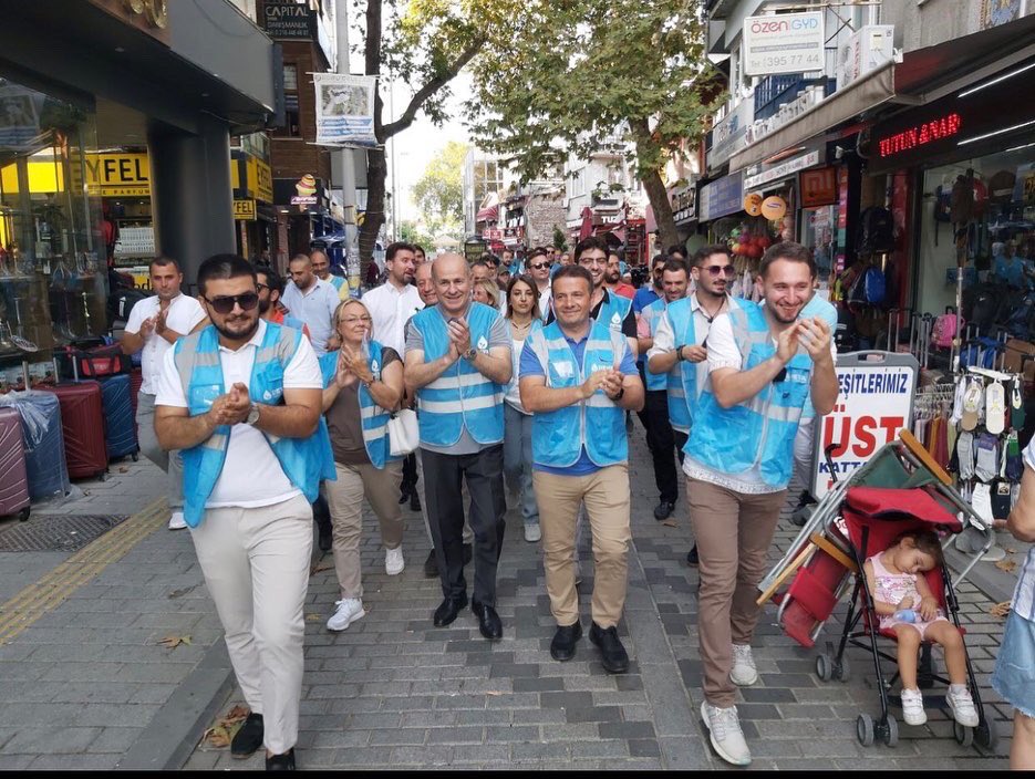 gencdevatuzla's tweet photo. #maviyelekliler Tuzla Sokaklarında esnafı ve halkı selamladı. İstanbulun Deva’sı Tam kadro HAZIR 💧 https://t.co/Nq0qlJ1cPM