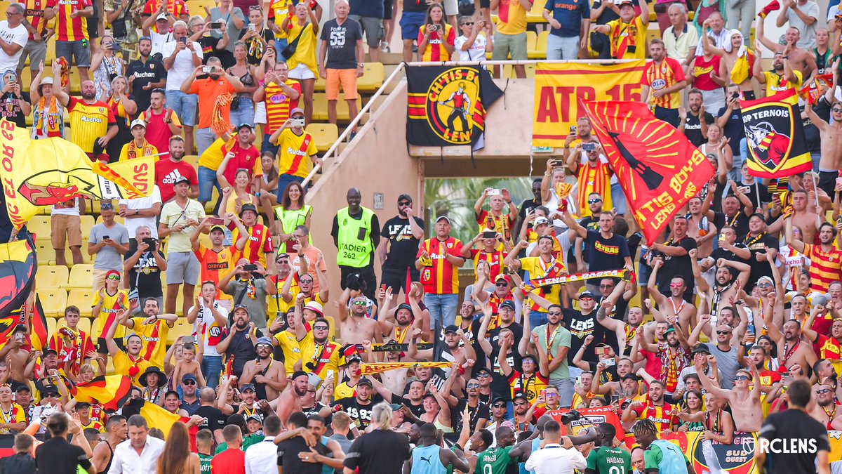 RCLens's tweet photo. 15 heures de bus 🚌
90 minutes de liesse 🔥
1000 mercis pour ce soutien unique 👏❤️💛

#ASMRCL #FierDEtreLensois https://t.co/b5BF7rHtMO