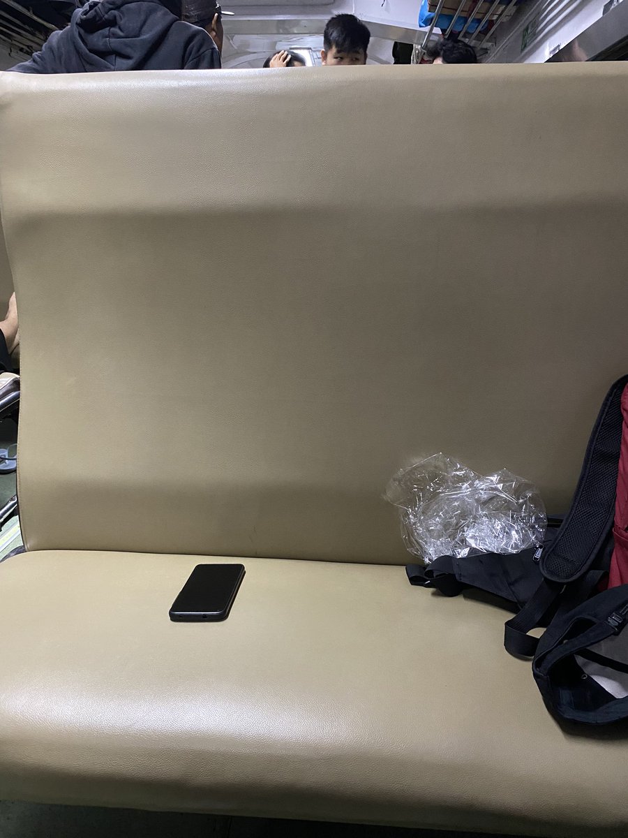 javaniensis's tweet photo. Kenapa @KAI121 masih mempertahankan seat berhadap2an seperti ini?
Padahal seat kek gini bikin sakit badan, apalagi perjalanan di atas 5 jam 🥴 https://t.co/Igo1NQd38Z