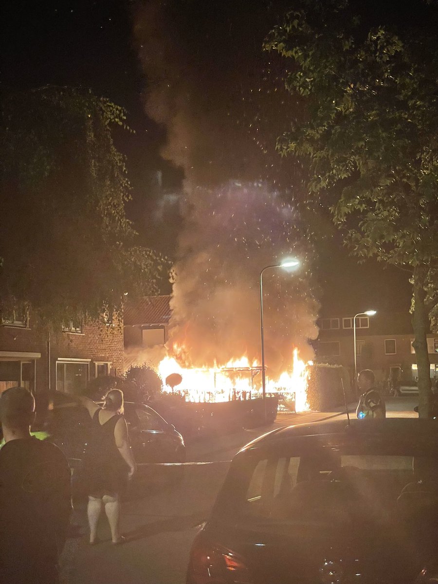 iLikeSatanDaily's tweet photo. @DeGelderlander brand pierssonlaan doetinchem #doetinchem #brand https://t.co/6p1lYPKZ9o