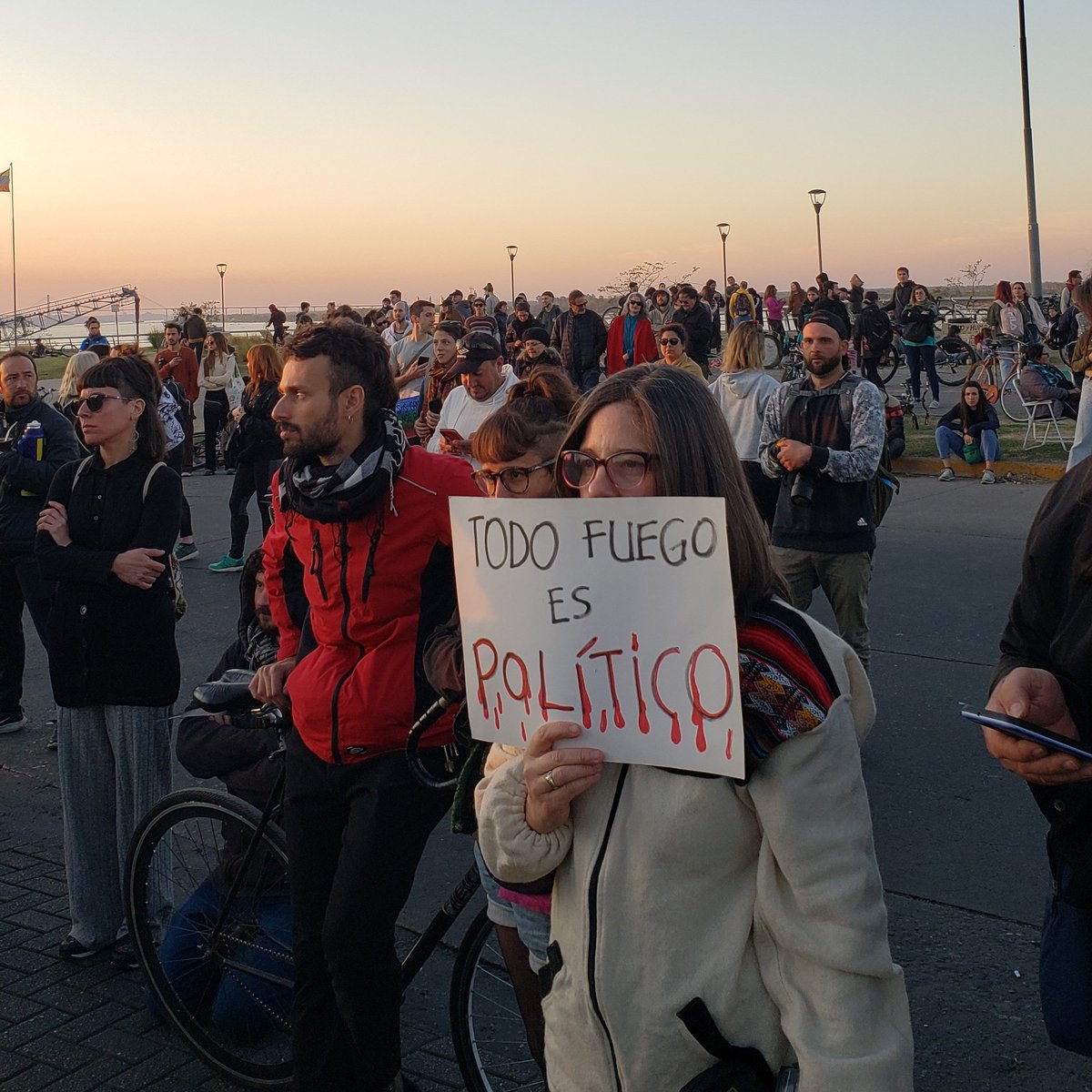 Pato_Atkinson's tweet photo. Ahora en la asamblea ambiental en el #BarquitodePapel en Rosario.
Planteamos el rechazo a la militarización del gobierno en el humedal y la necesidad de exigir la expropiación de las tierras a los ecocidas.
Por una #LeyDeHumedales que los proteja de la depredación capitalista. https://t.co/CEsNinEJzn