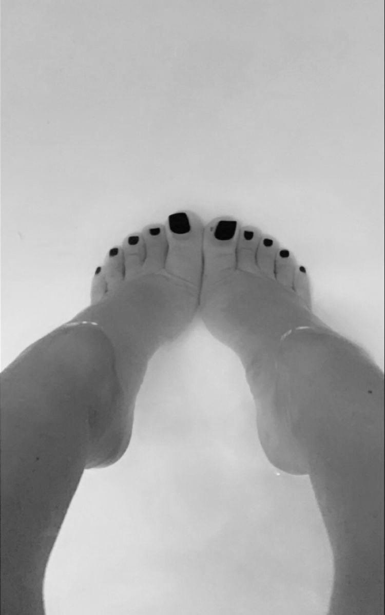 CharlotteFeet5's tweet photo. Mes petits pieds dans l’eau #fetichiste #pieds #moneyslaves #fetichistespieds #feetfethish 

https://t.co/iEvcyhNUuQ https://t.co/MW7gVavx4i