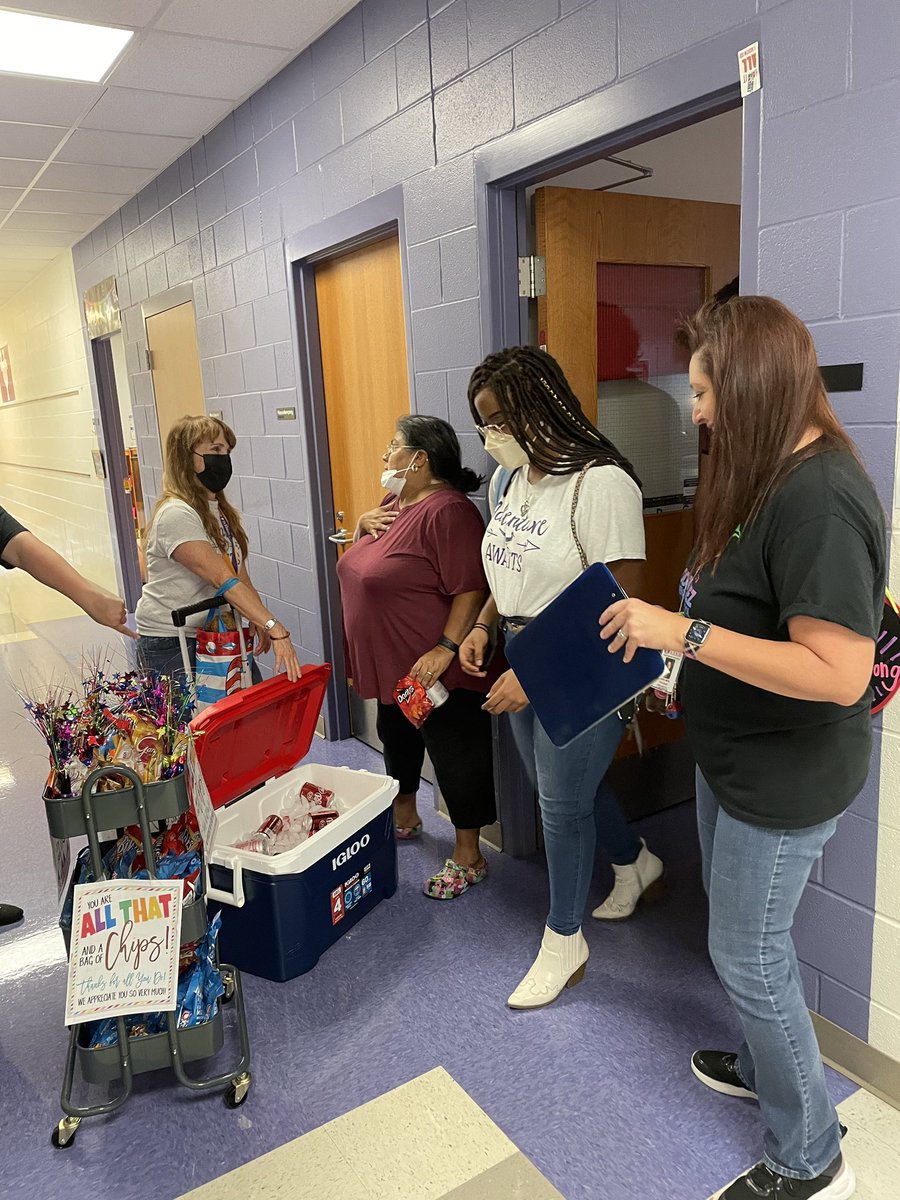 alengnickhall's tweet photo. We danced our way through the week because @RodriguezElem teachers and staff are all that and a bag of chips! https://t.co/5mpAWAE9fT