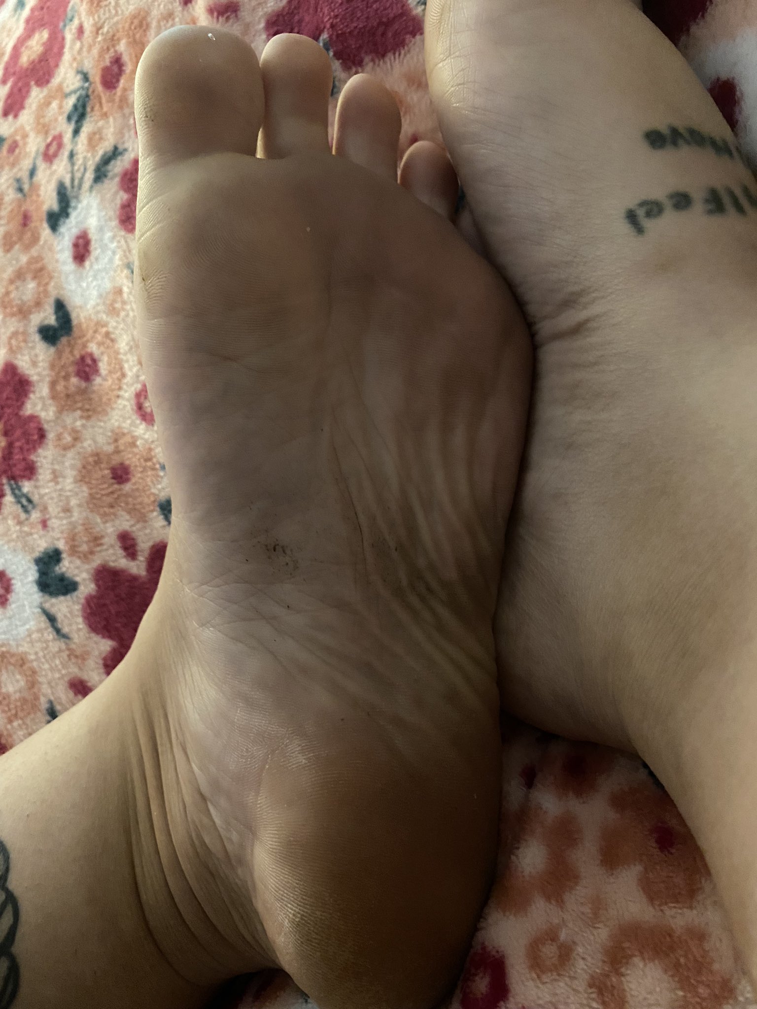 Who likes dirty, filthy, stinking feet? 😈 https://t.co/ItAM2wg4vQ
