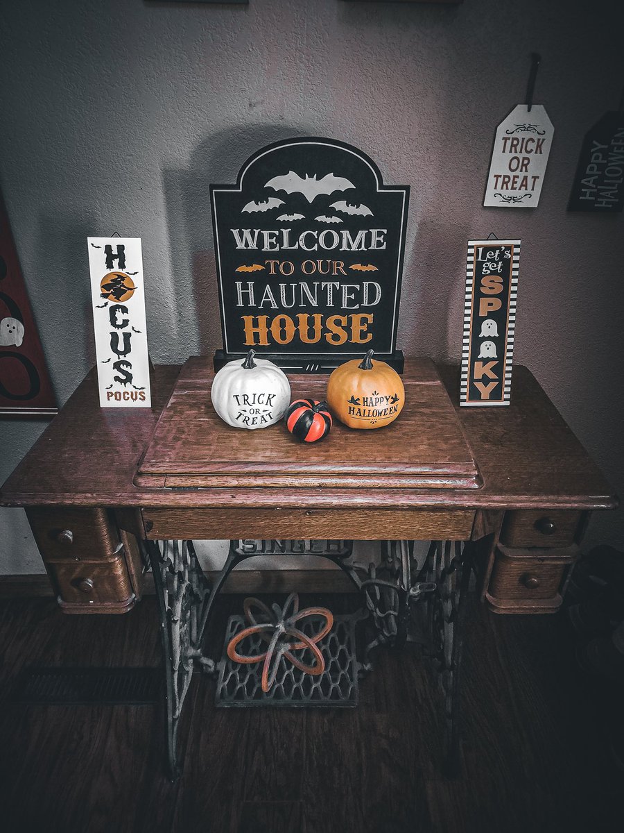 TheShadowSiste2's tweet photo. What you see when you enter the #HauntedFarmHouse 👻 #TisTheSeason https://t.co/h6xhkyVgPA