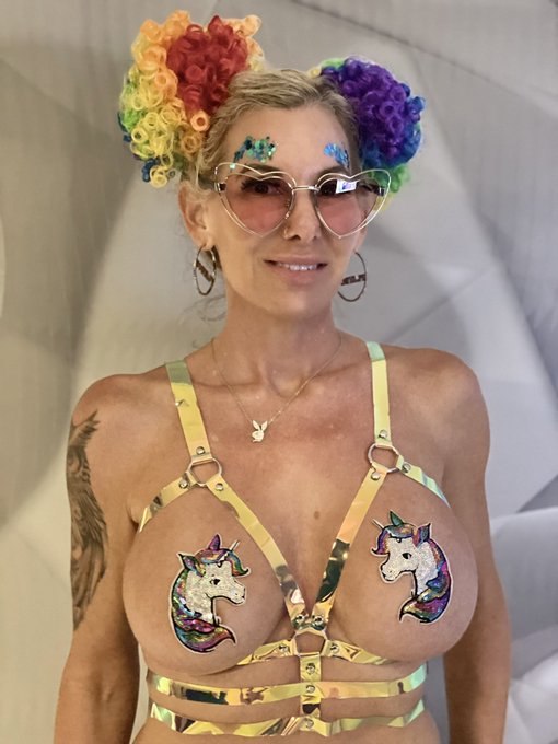 Clowning around! 🤡 https://t.co/rZ19aD92Cb<a href="/tag/pinkskirt"class="tags"><span>#pinkskirt</span></a>