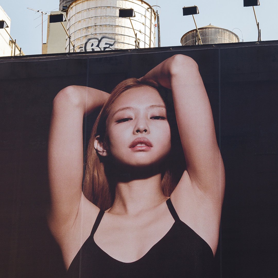 JENNIE on Houston Street, NYC. this is just a preview. more to come 8.31. calvin.re/twitter/Fall22…