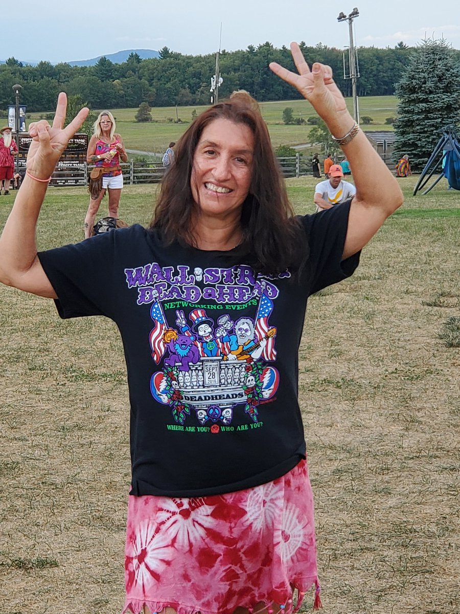 WSDAH's tweet image. If you are at Bethel Woods tonight checkin out Phil look for Laurie ROCKN her WSDaH @reonegro t-shirt 💀🎶😎💜
#phillesh #bethelwoods