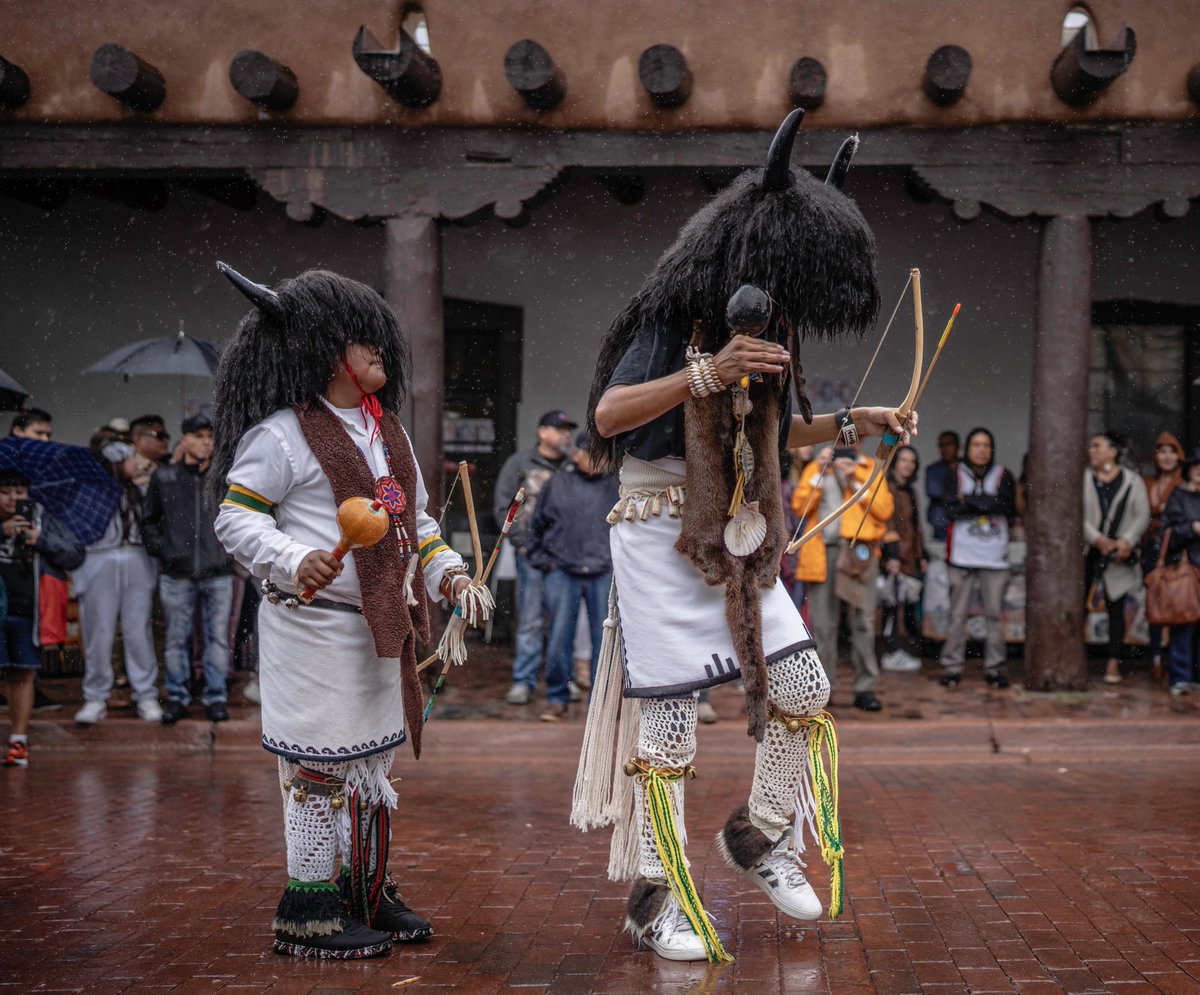 rosalesquique's tweet photo. I got to cover the #santafeindianmarket today. Can’t get enough of it even if it rained. #swaia. #contemporarynativeartist #SFIM22 #indigenousart Pictured are the #Buffalodancers from #ohkaywingehpueblo #nm #landofenchantment #nmtrue #NativePride https://t.co/lNx5v0psJA