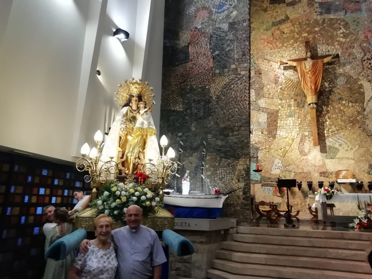 eldivandevictor's tweet photo. La visita especial de la Virgen de los Desamparados al Grao de Gandía. Templo de San Nicolás de Bari. Con mi madre 🤗 #maremovil #marededeudelsdesamparats #sempreenlocor #centenariodelacoronación #maredeueta #geperudeta https://t.co/MMihxUF8ns
