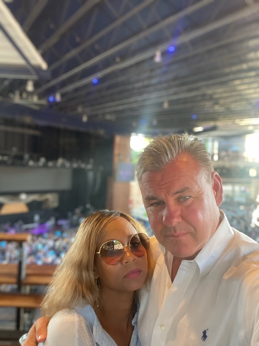 <a href="/ChrisStapleton/">Chris Stapleton</a> is our warmup act tonite.  The Ole Malonester takes the stage around 11 pm with my favorite Malonette and her broken halo- <a href="/LisaHMalone/">Lisa Malone</a>