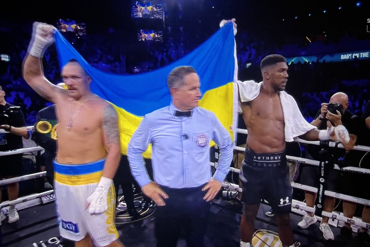 talkSPORT's tweet image. Big respect @AnthonyJoshua 👑