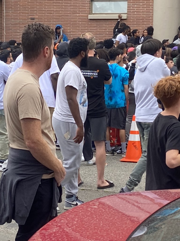 JenDowlingNews's tweet photo. The #Crawsover Pro-Am League has been holding games at Seattle Pacific University this summer. Fans say the doors are supposed to open at 11:45 am.
#seattle #washington #proam #seattleproam #crowds #SPU #seattlepacificuniversity #LeBronJames #fox13 #fox13seattle @fox13seattle https://t.co/o88YS1HvM4