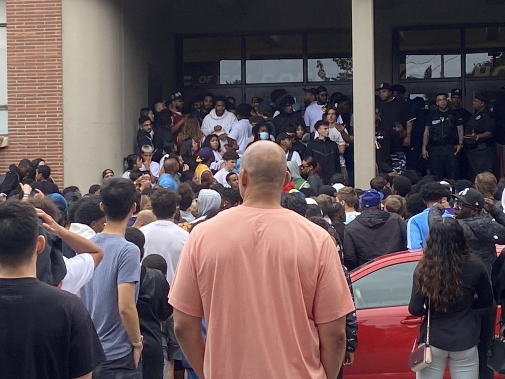 JenDowlingNews's tweet photo. The #Crawsover Pro-Am League has been holding games at Seattle Pacific University this summer. Fans say the doors are supposed to open at 11:45 am.
#seattle #washington #proam #seattleproam #crowds #SPU #seattlepacificuniversity #LeBronJames #fox13 #fox13seattle @fox13seattle https://t.co/o88YS1HvM4