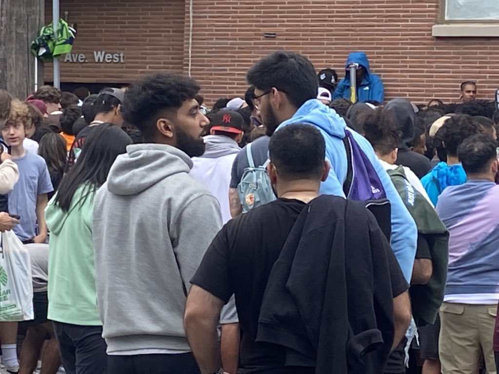 JenDowlingNews's tweet photo. The #Crawsover Pro-Am League has been holding games at Seattle Pacific University this summer. Fans say the doors are supposed to open at 11:45 am.
#seattle #washington #proam #seattleproam #crowds #SPU #seattlepacificuniversity #LeBronJames #fox13 #fox13seattle @fox13seattle https://t.co/o88YS1HvM4