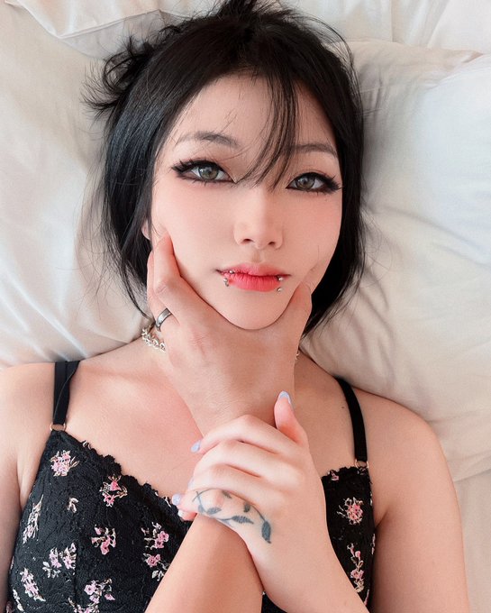 You and your 3rd @ have to awkwardly recreate this ? https://t.co/PSDxLy2vNI