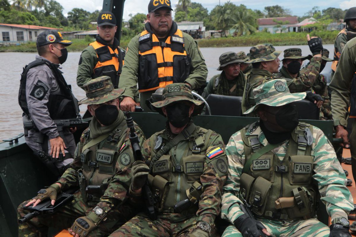 #20Ago El ALM <a href="/AnibalBritoHer1/">Aníbal José Brito Hernández</a> Cmdte Gral de la <a href="/ArmadaFANBVzla/">Armada_ve</a> acompañó al GJ <a href="/dhernandezlarez/">GJ. Domingo Hernández Lárez</a> durante despliegue del Componente Naval en las aguas pardas del estado Delta Amacuro. <a href="/NicolasMaduro/">Nicolás Maduro</a>