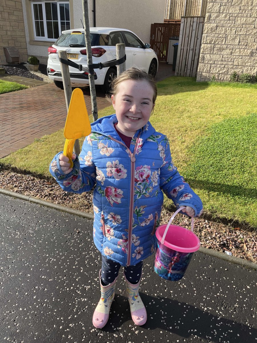 What Saturdays are made for….
AM - morning walk with Ralfie to find slugs &amp; 🐌 ‘s 
PM - practicing and improving the golf swing at Strathmore Golf Centre with Gareth Couzens 
⛳️ 🏌️‍♀️ in the ☀️ 
#daddydaughtersaturdays 
#golf
#escargot 🐌