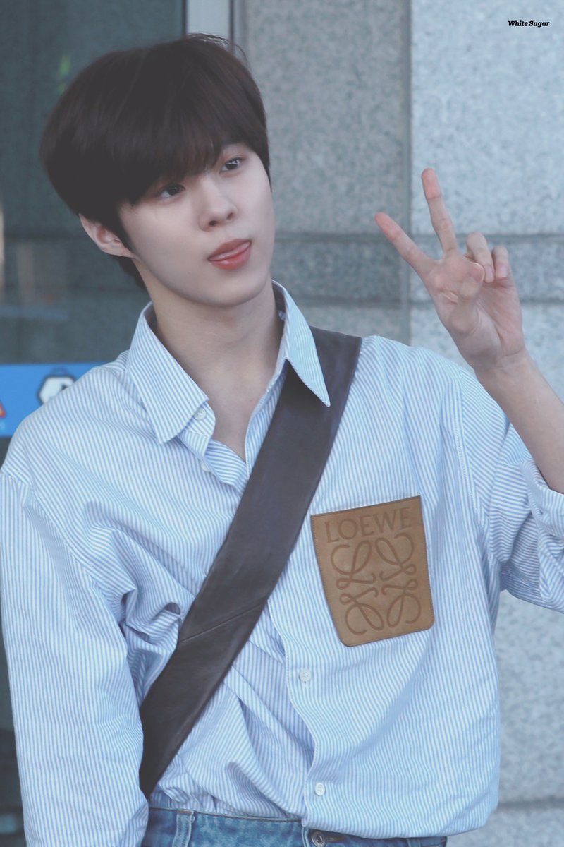 WhiteSugar96's tweet photo. 220816 ICN
브이 화이팅 하트 반쪽하트 ㅋㅋ✌️🏻💪🏻❤🫶🏻
#김우석 #KIMWOOSEOK https://t.co/xGOKwHK045
