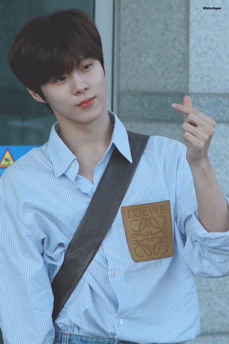 WhiteSugar96's tweet photo. 220816 ICN
브이 화이팅 하트 반쪽하트 ㅋㅋ✌️🏻💪🏻❤🫶🏻
#김우석 #KIMWOOSEOK https://t.co/xGOKwHK045