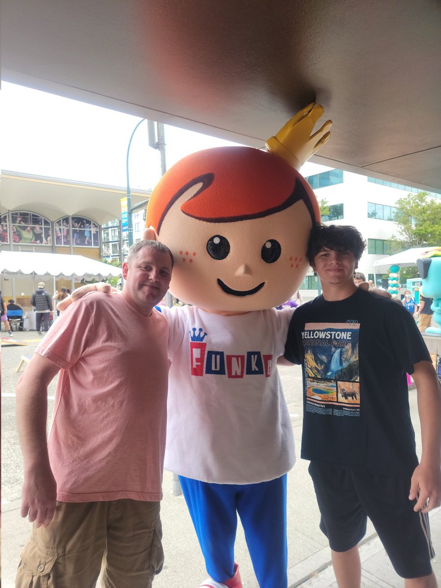 ADriftingNerd's tweet image. My son and I at #FunKon2022  #FunkoPhotoADayChallenge #Funko #Freddy