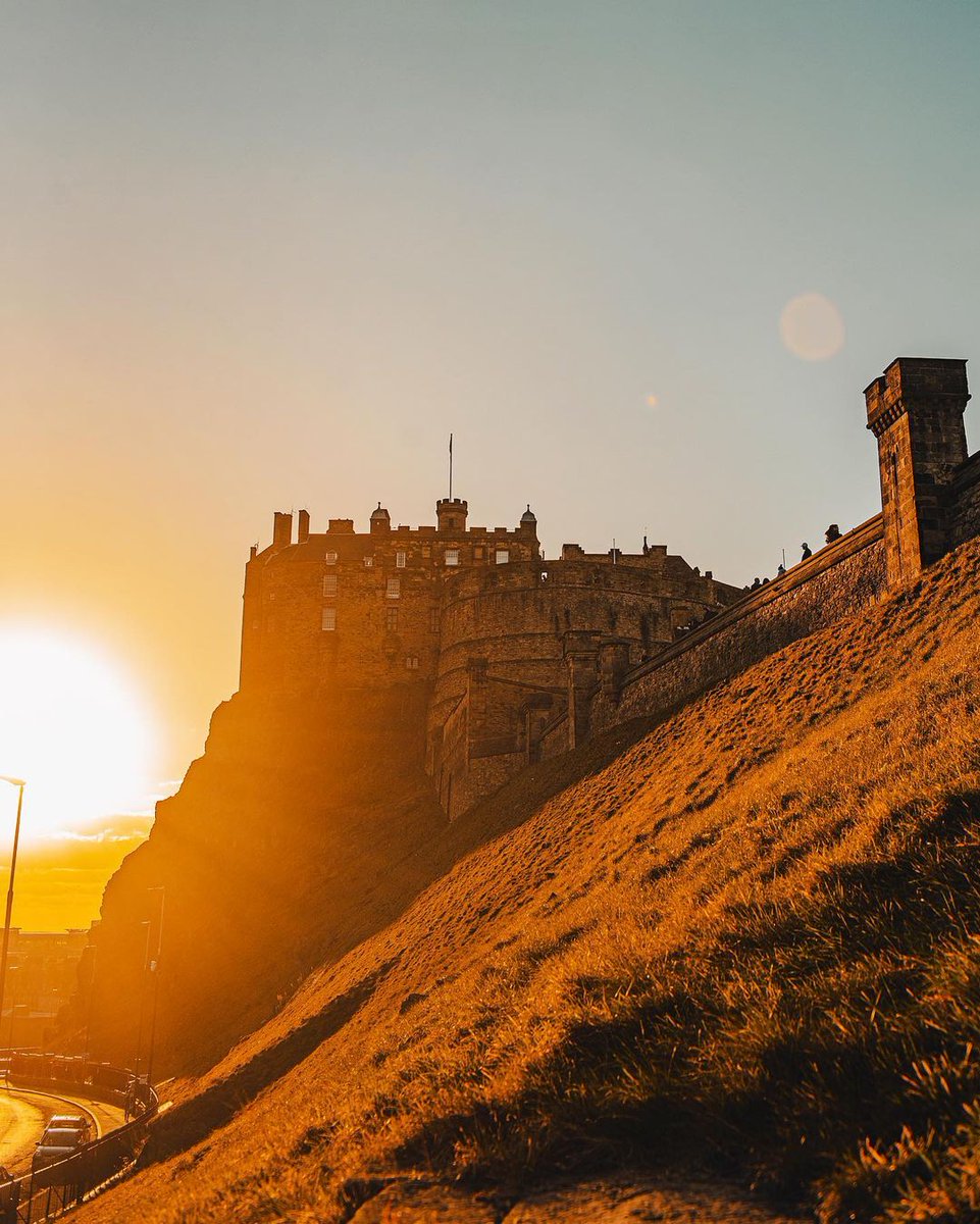 The majestic .<a href="/edinburghcastle/">Edinburgh Castle</a> bathed in golden sunshine ☀
📍 Edinburgh Castle
📸 IG/timdrew_
#edinphoto #ForeverEdinburgh