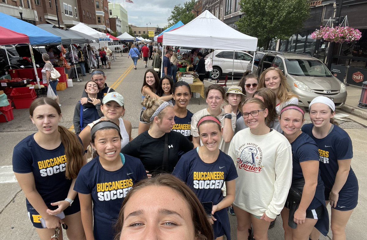 BeloitWSoc's tweet photo. A little preseason team bonding at the farmers market this morning after practice! https://t.co/xsWz5fXOhn