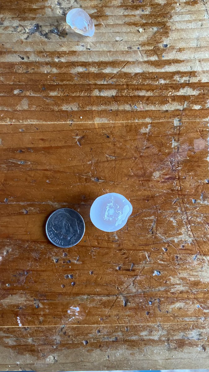 S4mDoc's tweet photo. Dime sized hail in Chillicothe, IL #ILX @NWSLincolnIL https://t.co/tgg9vWwv44