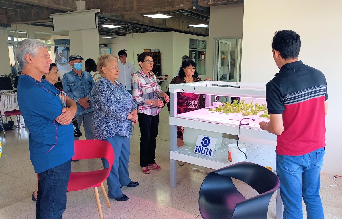 jonamicr's tweet image. Joya de visita este viernes, los Seniors ex funcionarios del @IICAnoticias pasaron al #FabLab y compartimos historias.
Agradecerles que, por su trabajo y esfuerzo de entonces, hay hoy IICA y mucho por seguir haciendo.