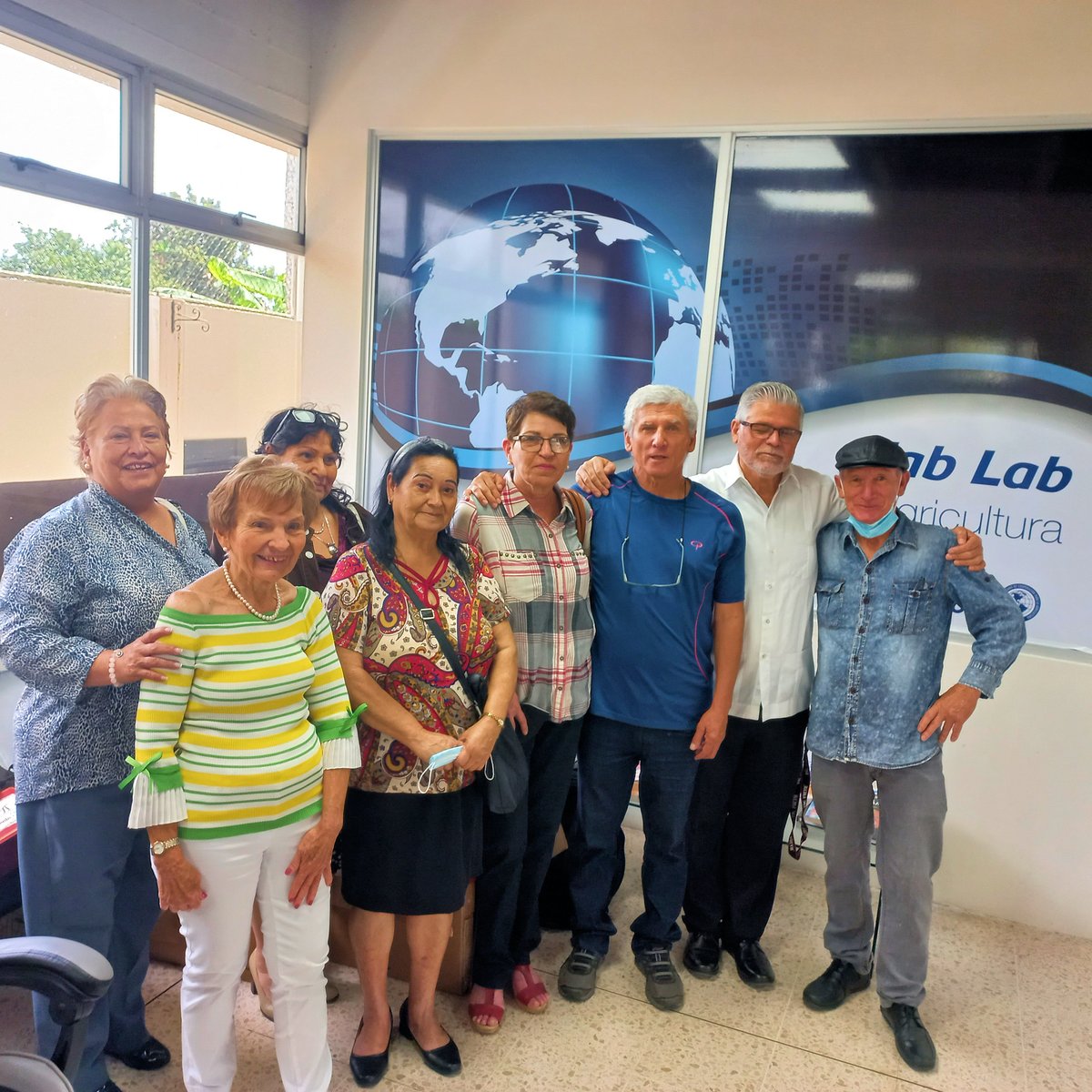 jonamicr's tweet image. Joya de visita este viernes, los Seniors ex funcionarios del @IICAnoticias pasaron al #FabLab y compartimos historias.
Agradecerles que, por su trabajo y esfuerzo de entonces, hay hoy IICA y mucho por seguir haciendo.