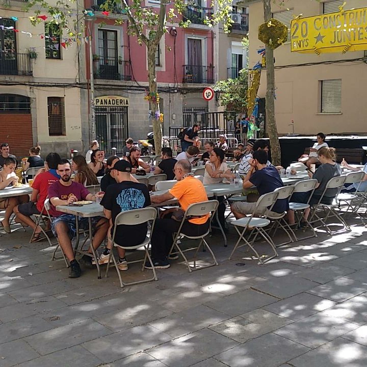 9deCassoles's tweet photo. 🥘Avui hem fet el dinar antirepressiu a la Festa Major Popular de Gràcia amb les companyes del @SHCassoles!

Gràcies a @La_Barraqueta per deixar-nos cuinar 💖 Juntes fem front a la repressió 🤝 https://t.co/5n4AVHgbw3