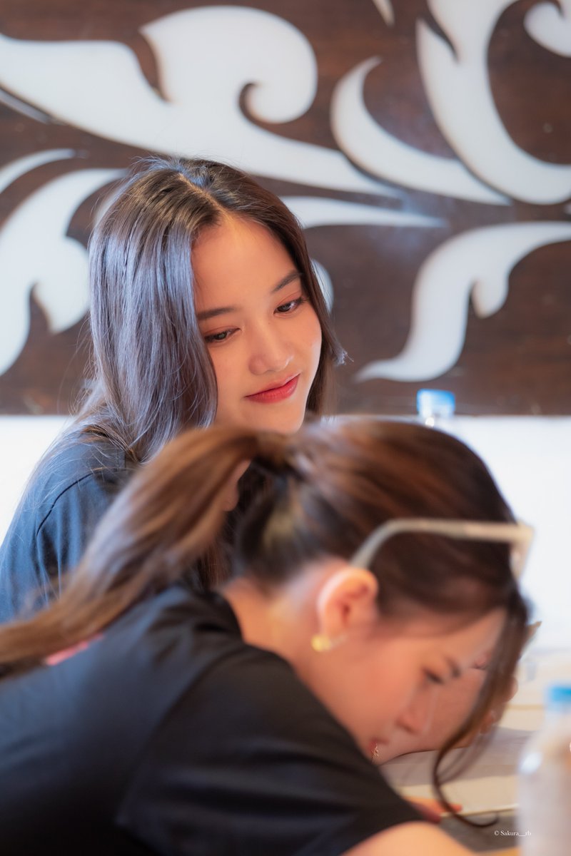 sakura__rb's tweet image. โมเม้นต์กรุบกริบ 
(มันยังพอจะเป็นโมเม้นต์ได้ใช่ป่ะ 55555)

สายตาพี่ไมโครเวฟของเรา 😳

#ฟรีนเบค
#srchafreen 
#Beckysangels