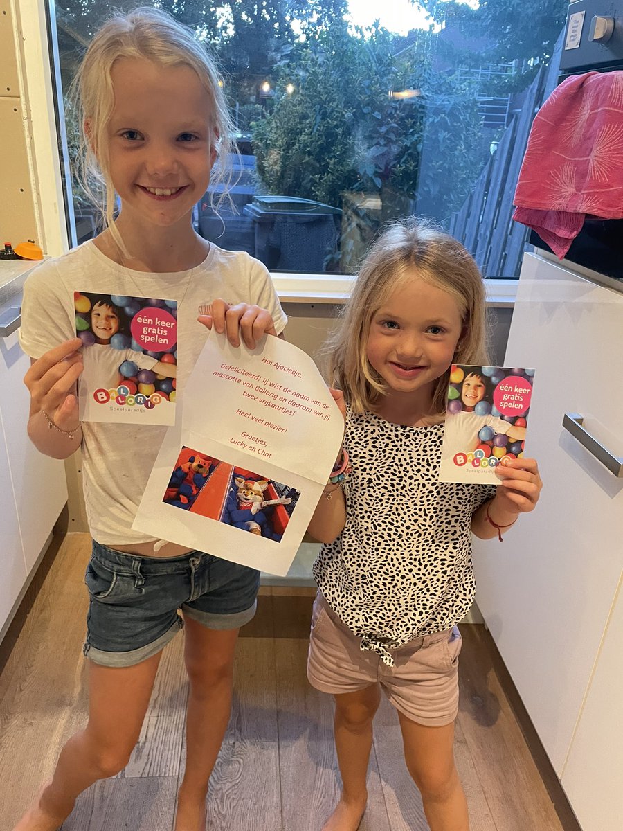 Dankjewel <a href="/ajaxkidsclub/">Ajax Kids Club</a>! Liv en Mia zijn super blij met de prijs! <a href="/AFCAjax/">AFC Ajax</a> #Ballorig #prijsvraag #Ajaxkidsclub