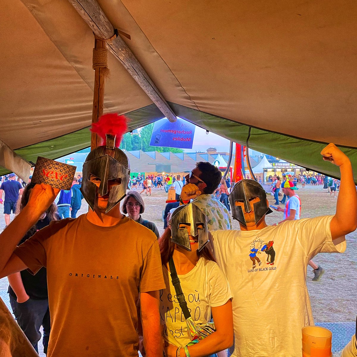 Un samedi soir sur l’espace #RechargeTonMobile du <a href="/CabaretVert/">Cabaret Vert</a> 💚🪫 

#CV22 #CabaretVert #ardennes