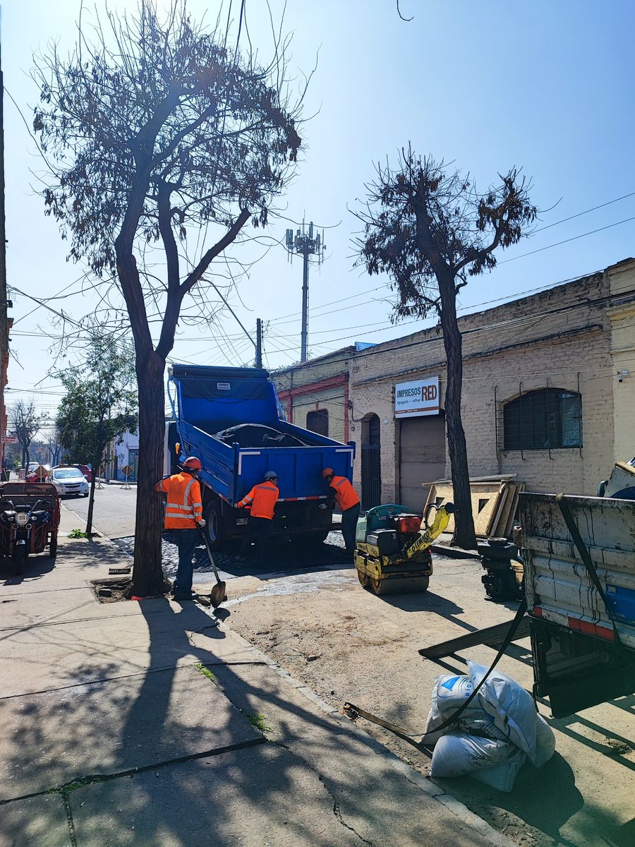 rolanalvarez's tweet image. #BarrioMattaSur Equipo de @aguas_andinas realiza  trabajos de arreglo de calle en Artemio Gutiérrez con Victoria; Stgo..dejan daño en cañería del agua potable del sector .Agua corriendo por todo el  sector .favor enviar personal para arreglarlo y no perder tanta agua.