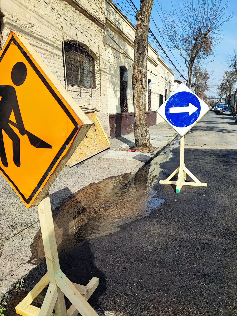 rolanalvarez's tweet image. #BarrioMattaSur Equipo de @aguas_andinas realiza  trabajos de arreglo de calle en Artemio Gutiérrez con Victoria; Stgo..dejan daño en cañería del agua potable del sector .Agua corriendo por todo el  sector .favor enviar personal para arreglarlo y no perder tanta agua.