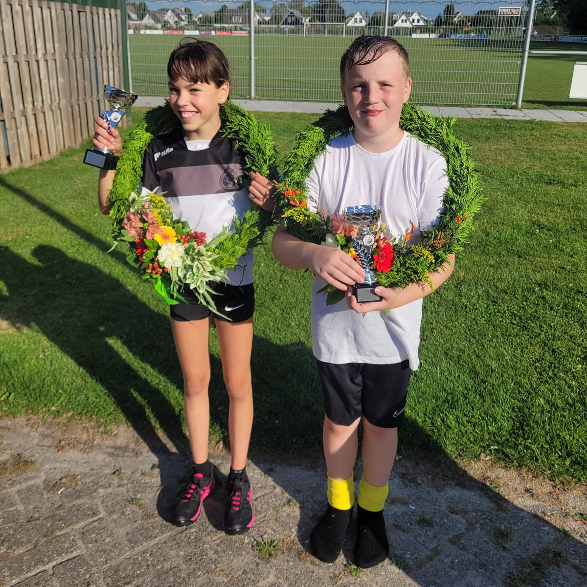 ESeerden's tweet image. Luuk pakte vandaag de winst in Hallum met de bijbehorende krans. Samen met Carlijn Terpstra... Beide prima gekaatst. #knkb #kaatsen