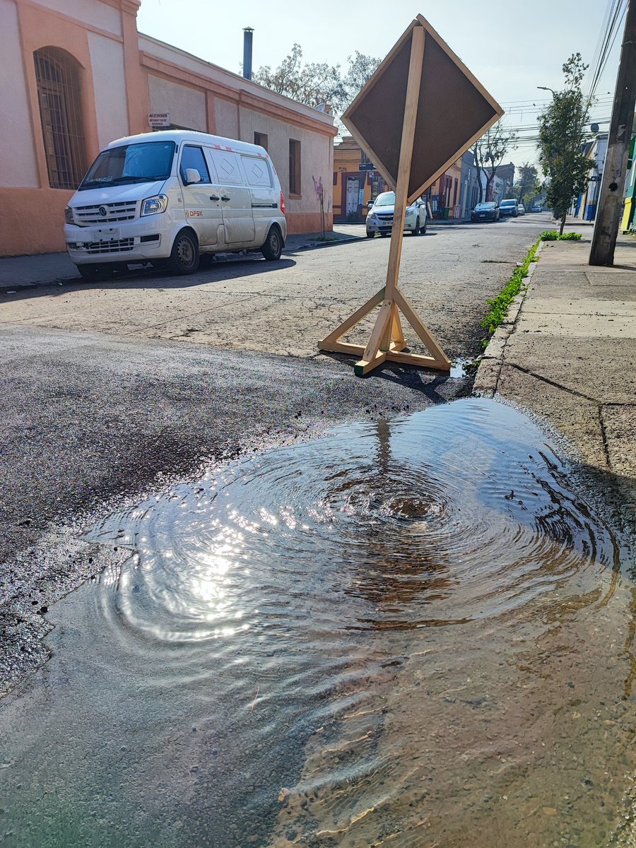 rolanalvarez's tweet image. #BarrioMattaSur Equipo de @aguas_andinas realiza  trabajos de arreglo de calle en Artemio Gutiérrez con Victoria; Stgo..dejan daño en cañería del agua potable del sector .Agua corriendo por todo el  sector .favor enviar personal para arreglarlo y no perder tanta agua.
