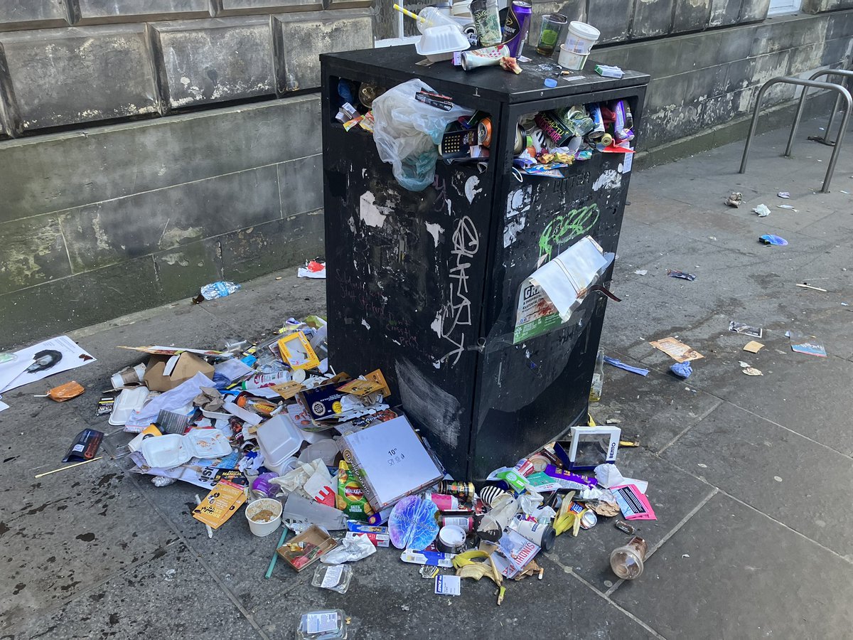 _pickuplitter's tweet image. Absolutely disgraceful by @Edinburgh_CC @edinhelp @cllrcammyday you are letting everyone down. #edfringe #EdFringe2022 #scotland @VisitScotland @cameronphilip The whole city is a mess @NicolaSturgeon