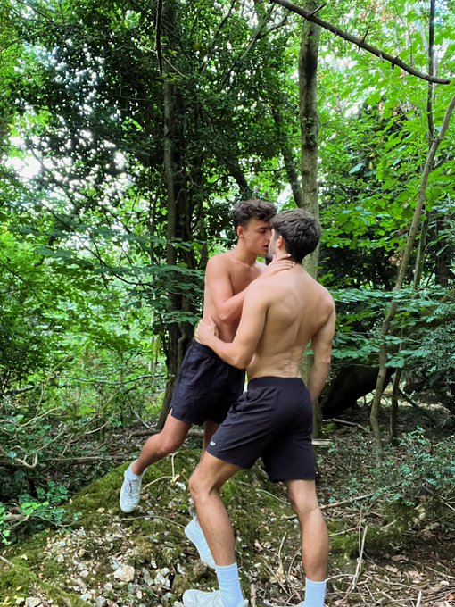 He carried me on his shoulders the whole hike 😏 https://t.co/MpPeW4vle8