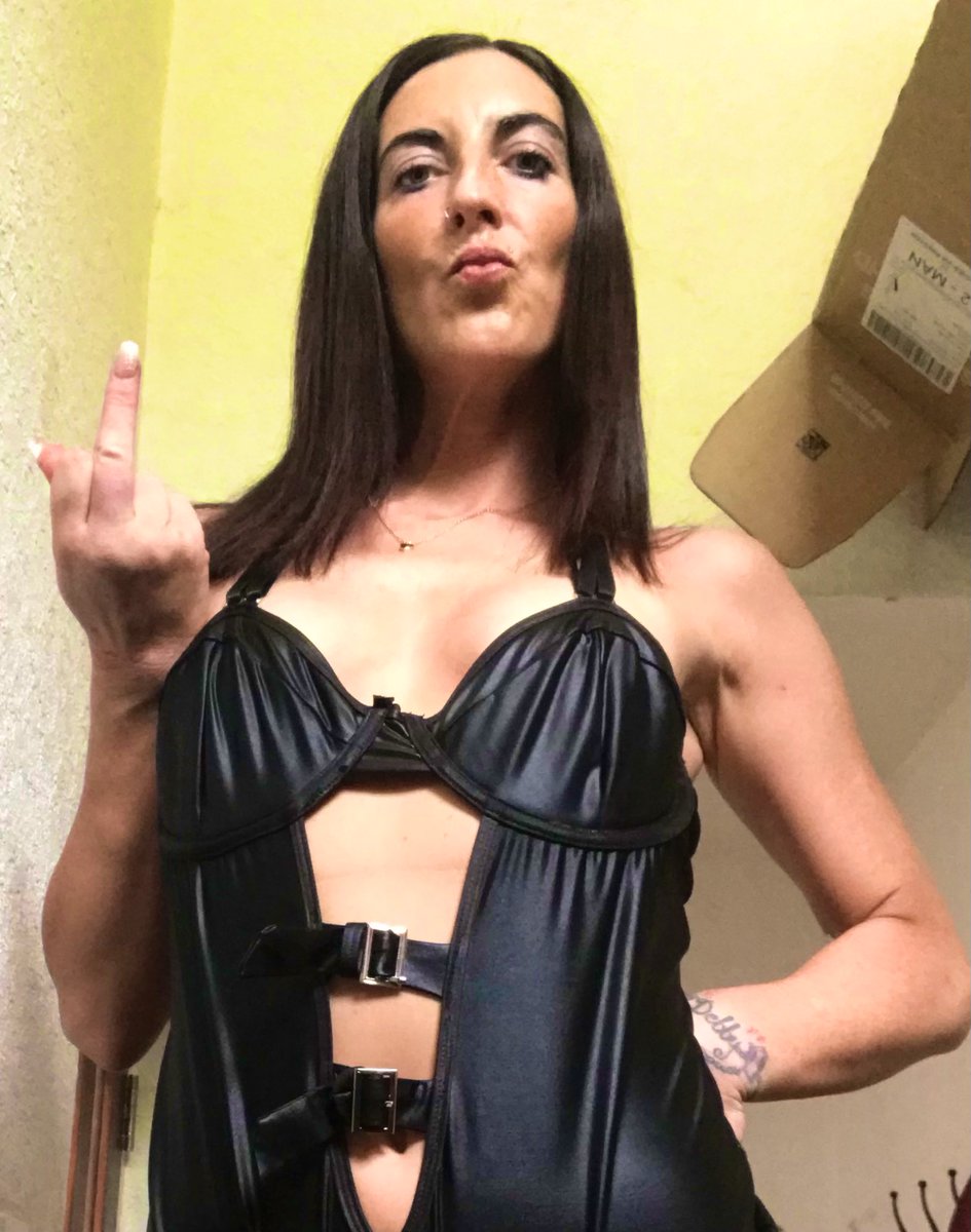 ScotsDee's tweet photo. Got this from a subby,some pics were fine but this by far was the worst photo actually got the tiniest bit of makeup on too #PointBeing I’m just a natural beaut that makes anything look good whether it be cheap or expensive erm. actually an ulterior motive-I want another one😈 https://t.co/TiEoeghoWr