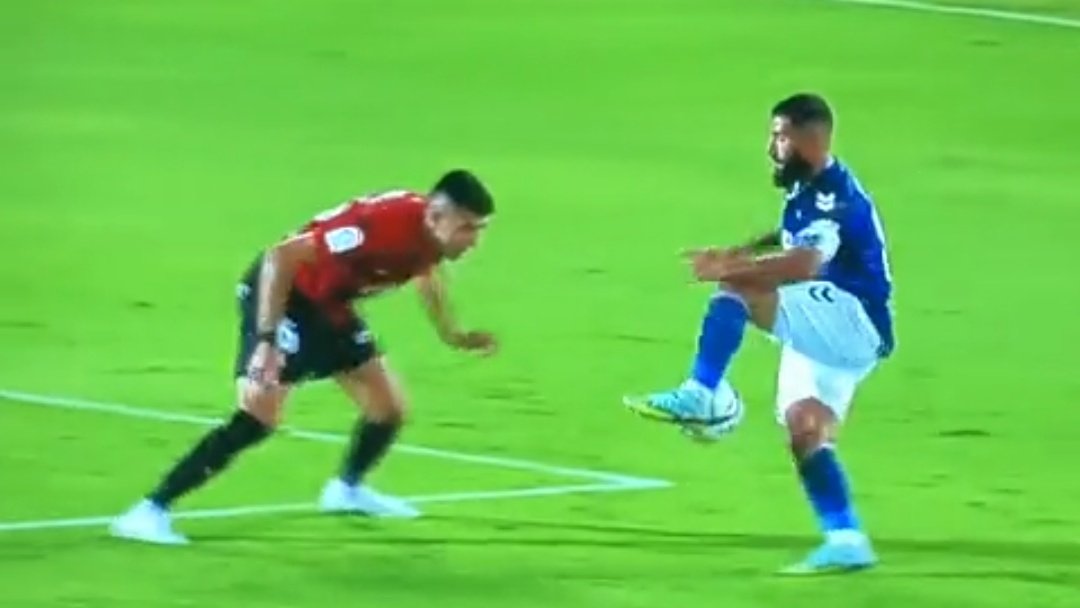 ArchivoVAR's tweet photo. 📺 El penalti que González Fuertes se sacó de la chistera.

Es el propio Fekir quien, tras golpear con el codo en la cara a Battaglia, se lanza contra él dentro del área.

En esta ocasión, el VAR se lavó las manos para redondear una actuación pavorosa de González Fuertes.❌ https://t.co/2dctXeMkkp