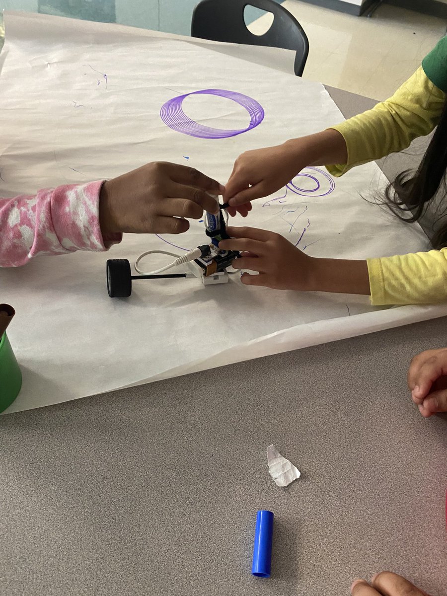 KellyJCarey's tweet photo. Fourth graders building robots to create art. #tessteam @littleBits The excitement when they figure it out is my absolute favorite! https://t.co/BqGeoixrFJ