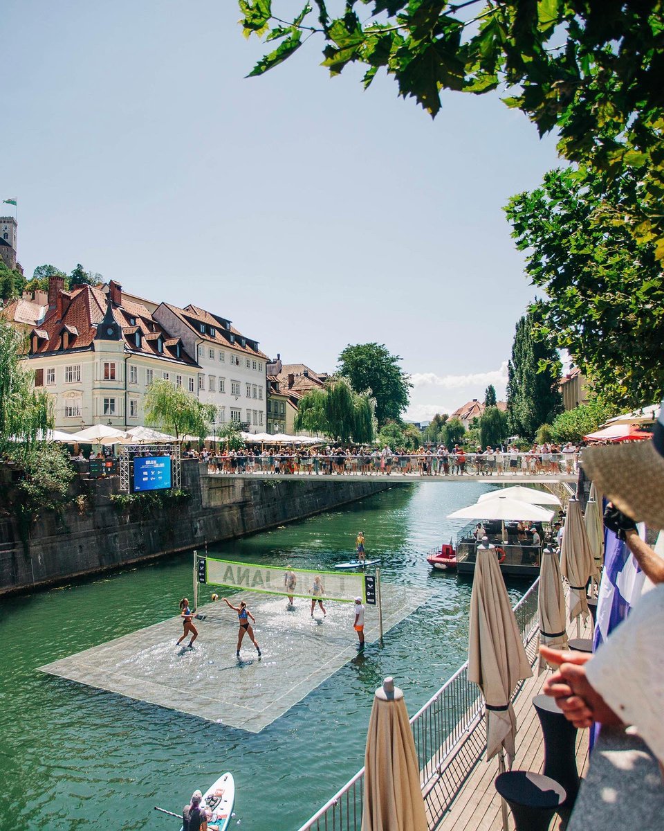 They built a volleyball court in the middle of the Ljubljanica river in Slovenia 🔥