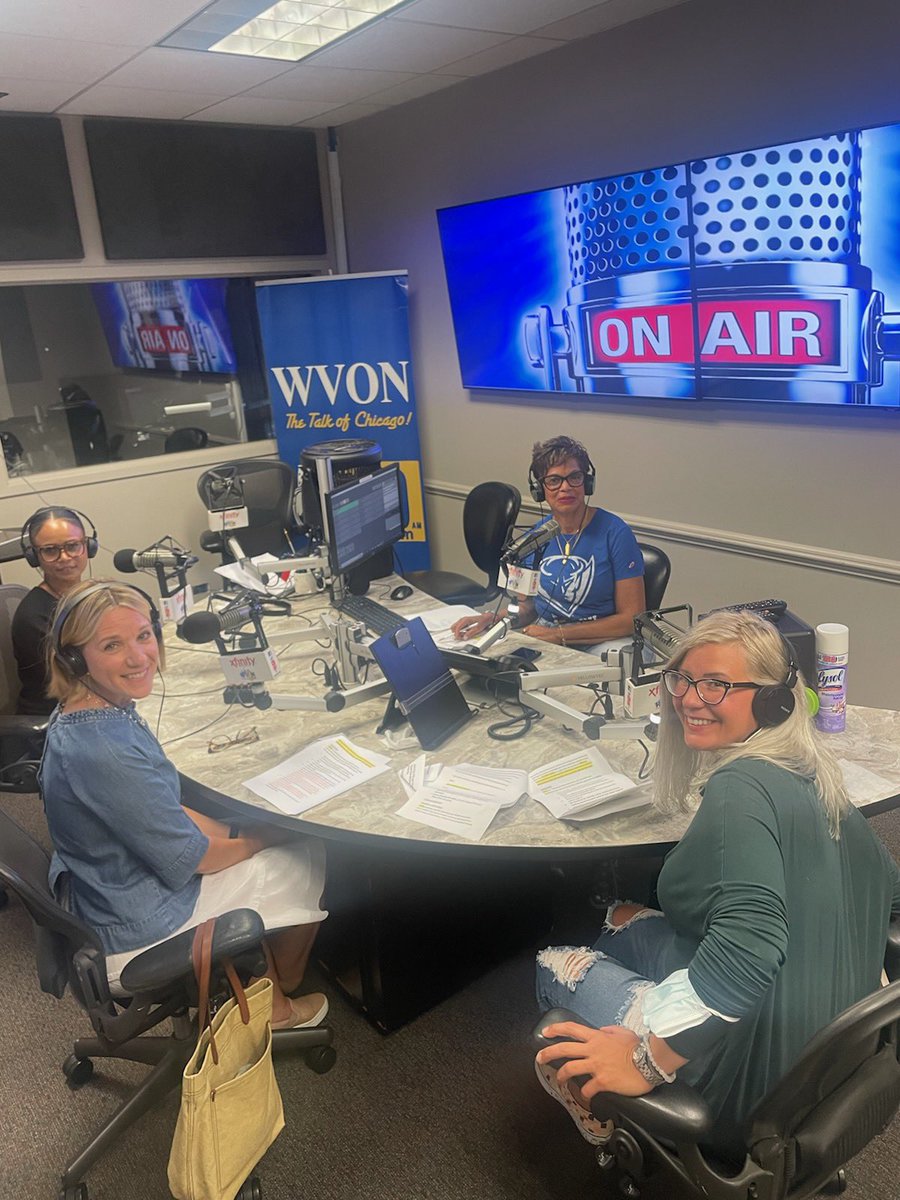 Spicing up a boring, rainy, Chicago Saturday with #sexualfunction talk hangin out with @LaurenMansell12 @susan11834 and Dr. Amy Siston @WVON1690 @UChicagoComm @WomanLab_ @uchicago_obgyn #sexandcancer #sexualdysfunction