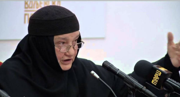 In  memoriam Mati Makarija Sokolička 
(Milica Obradović,1940-18. avgust 2022.) je bila najpoznatija monahinja Srpske pravoslavne crkve i  igumanija manastira Sokolica na brdu iznad Zvečana na Kosovu.
Bila je izuzetno obrazovana, neobična, svoja, smela i hrabra. Rođena je  u ⬇️