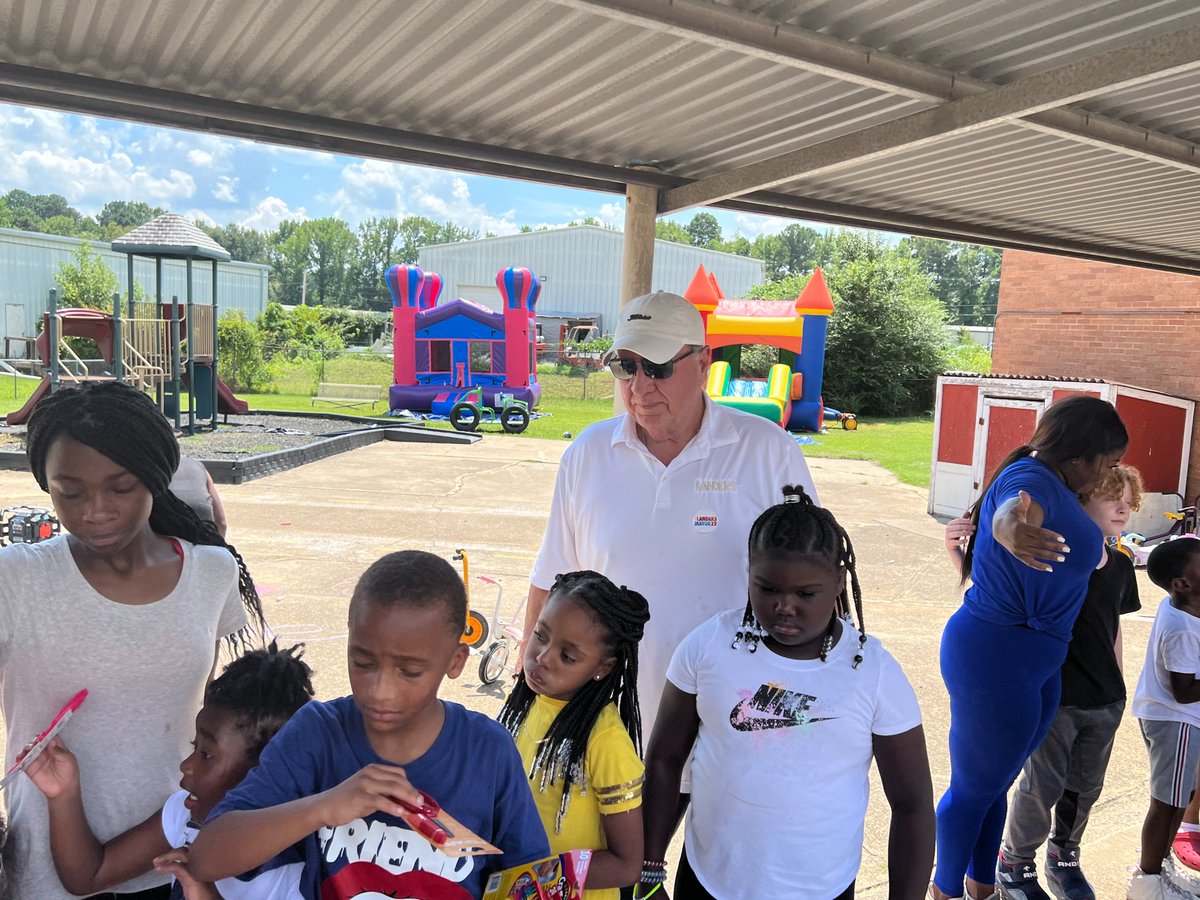 SteveLittleRock's tweet photo. Today, I helped at the school drive on Asher Avenue to help students get their necessary supplies for school.  I am out here helping my community. As mayor, I understand that education is fundamentally important for Little Rock. #landers22 #littlerock #amayorforeveryone https://t.co/RcykuHTMdO